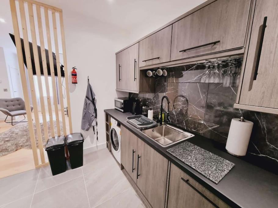 Lmk, Spacious 1 Bedroom Ground Floor Apartment, Ev Charger, Free Parking Wi-Fi, Great Location Belfast Kültér fotó