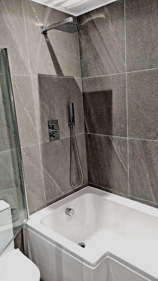 Lmk, Spacious 1 Bedroom Ground Floor Apartment, Ev Charger, Free Parking Wi-Fi, Great Location Belfast Kültér fotó