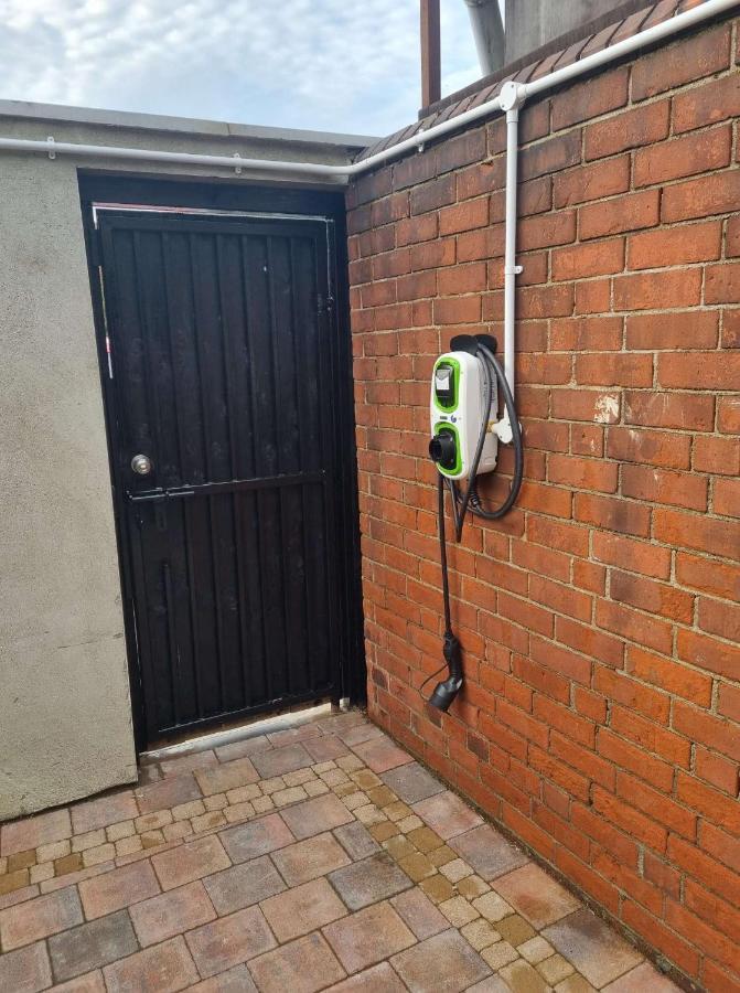 Lmk, Spacious 1 Bedroom Ground Floor Apartment, Ev Charger, Free Parking Wi-Fi, Great Location Belfast Kültér fotó